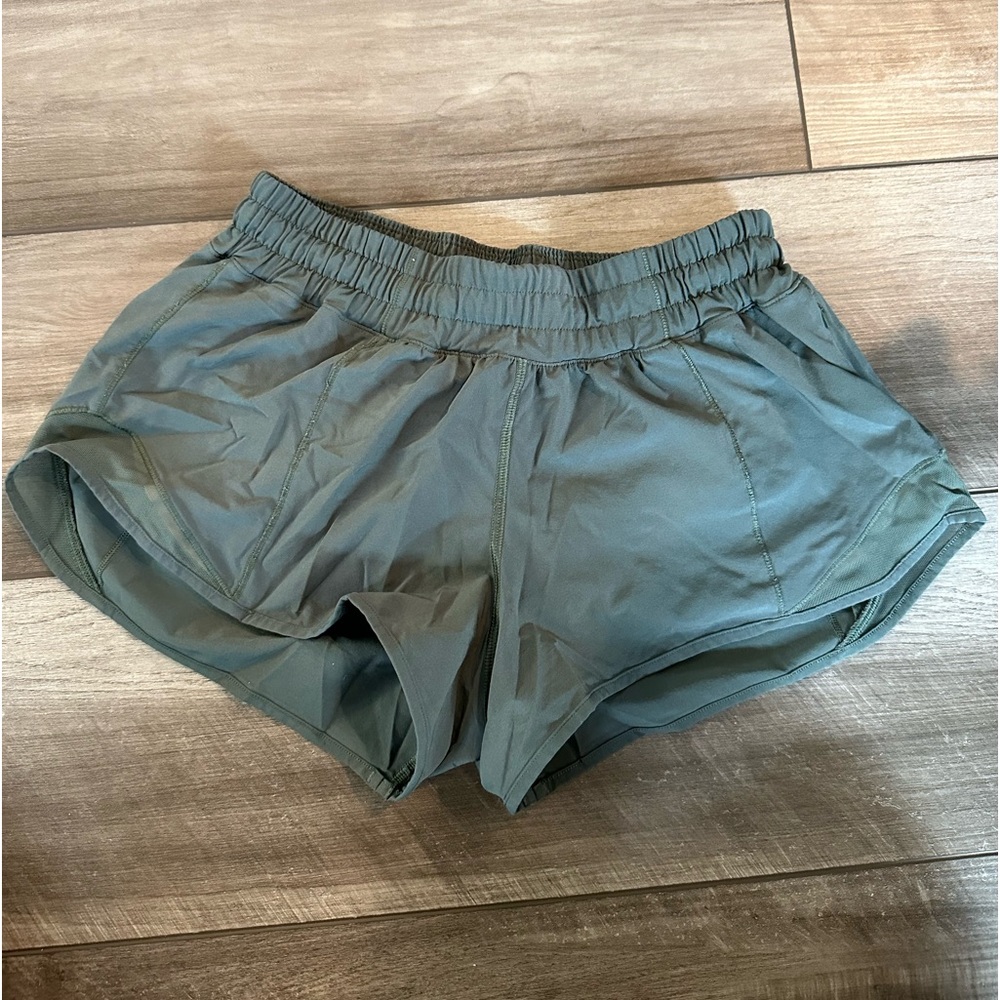 *RARE* olive green Lululemon Hotty Hot Shorts 2.5in size 4